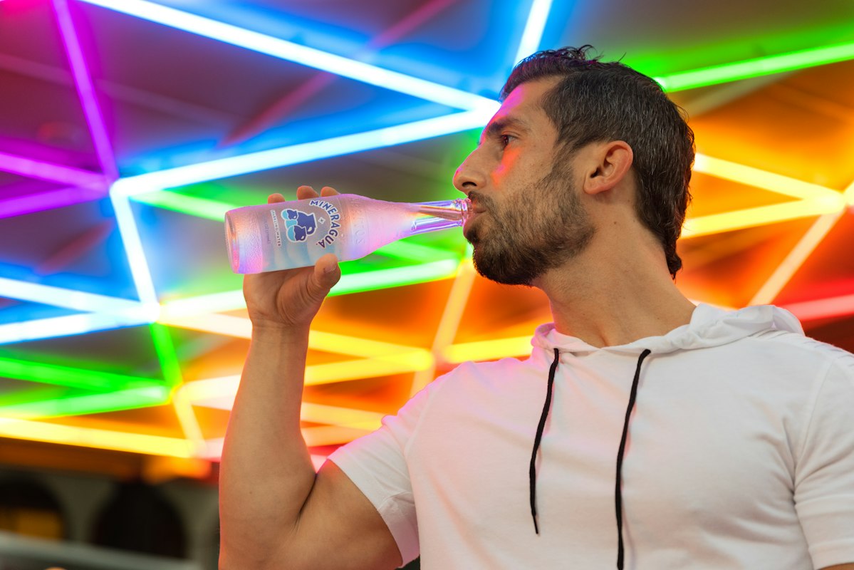 Hombre activo mejorando su rendimiento con vitaminas B